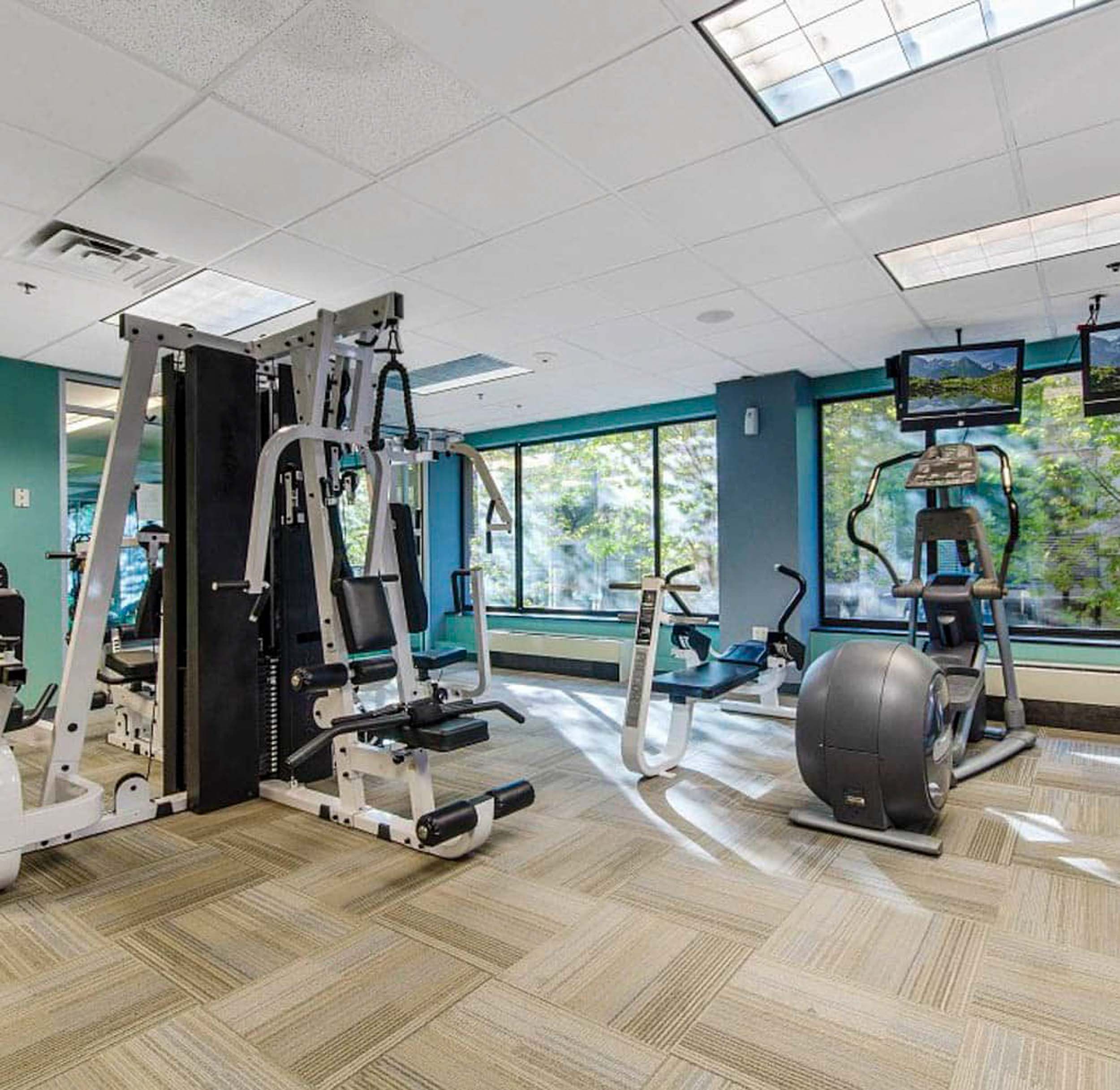 Fitness center with exercise machines